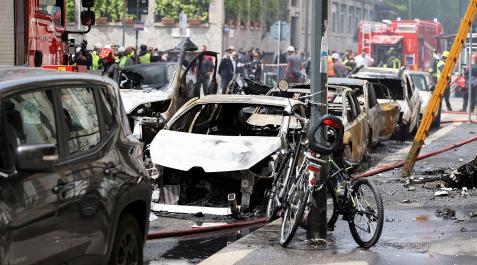 MIlan Vehículos calcinados tras la explosión del camión con bombonas de oxígeno en el centro de MIlán