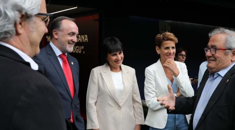 El presidente de Osasuna, Luis Sabalza, charla con los candidatos de Ciudadanos (Carlos Pérez-Nievas), UPN (Javier Esparza), Bildu (Laura Aznal) y el PSN (María Chivite) Elecciones autonómicas