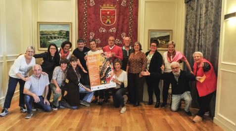 PRESENTACIÓN AYER EN EL AYUNTAMIENTO DE FALCES. De pie, desde la izquierda, Gloria Barbarin (Coral Nuestra Señora de las Nieves), Maite Ochoa (alumnado de saxofón de la Escuela de Música de Falces), Mª Jesús Bailós (Makaia Dantza Taldea), Patxi Barco (director artístico), Mari Mar Echeverría (concejala), Valentín García (concejal), Javier Marín (Banda Municipal de Falces), Belén Álvarez (Quiero Teatro), Sandra Serrano (alumnado de saxofón de la Escuela de Música de Falces), Gloria Olcoz (tenienta de alcalde) y Berta Iturralde (participante en el espectáculo). Agachados, desde la izquierda, Antonio Jaime (Coral Nuestra Señora de las Nieves), Nerea Goñi (equipo de gestión del espectáculo), Joli Pascualena (directora artística), Josi Álvarez (Quiero Teatro) y Francisco Soto (grupo de teatro Halokestamos). Faltó en el momento de la fotografía Rafael Miranda (Txalaparta Sagarra)