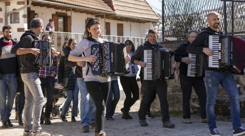 Acordeonistas por las calles de Garaioa durante la grabación del vídeo promocional del Día del acordeón de Navarra Garaioa