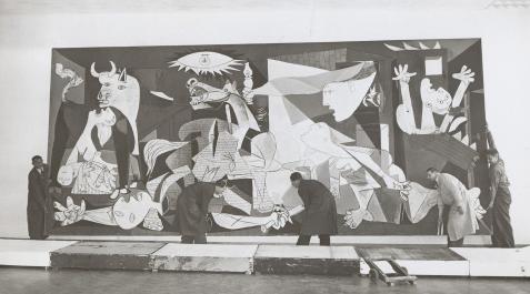 Guernica Personal del Stedelijk Museum trabajando en la colocación de ‘Guernica’