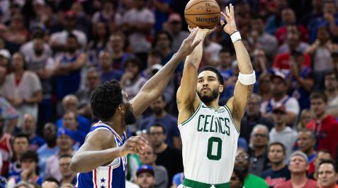 Tatum Jayson Tatum lanza un triple ante el jugador de Philadelphia, Joel Embiid, durante el encuentro