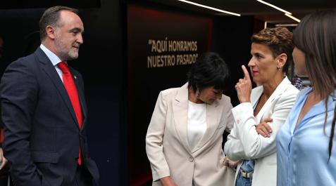Los candidatos, en El Sadar De izquierda a derecha: Javier Esparza (UPN), Laura Aznal (EH Bildu), María Chivite (PSN) y Begoña Alfaro (Contigo Navarra) conversan durante el reportaje fotográfico de Diario de Navarra