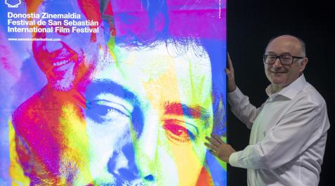 Carel del Festival de San Sebastián El director del Festival de San Sebastián, José Luis Rebordinos, con el cartel del certamen