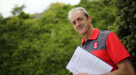 Ildefonso Ildefonso Erburu Goñi con un cuaderno de partituras.