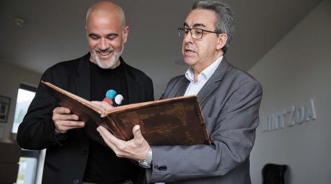 Aritz Otazu (izda.) y Javier Nicolás, con el ejemplar encuadernado de la partitura completa de El juramento, de Joaquín Gaztambide Aritz Otazu (izda.) y Javier Nicolás, con el ejemplar encuadernado de la partitura completa de El juramento, de Joaquín Gaztambide