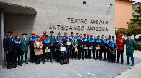 Foto de grupo de la mayoría de las personas distinguidas en la fiesta de las policías de la comarca