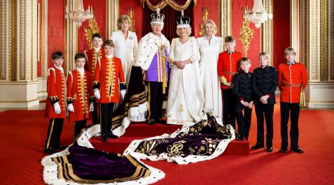 Nueva fotografía oficial de Carlos III, Camila y los dos herederos Carlos III