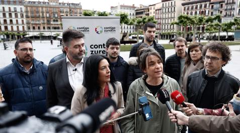 contigo-navarra La europarlamentaria de Unidas Podemos, Idoia Villanueva (3i), y Carlos Sánchez Mato (2i), responsable de programa de Izquierda Unida, acompañan a los candidatos de Contigo Navarra al Gobierno de Navarra Begoña Alfaro (2d) y al Ayuntamiento de Pamplona, Txema Mauleón (d)