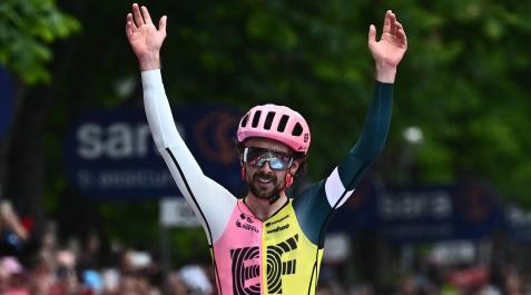 Ben Healy, de Ef Education-Easypost celebra despues de cruzar la línea de meta Ben Healy, de Ef Education-Easypost celebra despues de cruzar la línea de meta