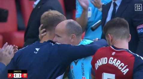 Mateu Lahoz se ha emocionado al abrazar a cada uno de los jugadores de Osasuna en el que ha podido ser su último partido en El Sadar Mateu Lahoz