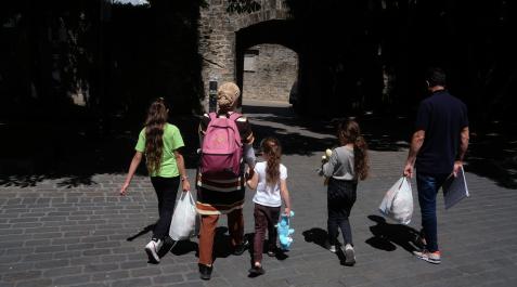 La familia regresa al hostal esta semana después de recoger las bolsas con los tuppers de comida elaborada en el comedor municipal La familia regresa al hostal esta semana después de recoger las bolsas con los tuppers de comida elaborada en el comedor municipal