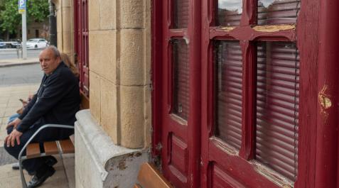 Detalle en el que se ve el deterioro de una de las ventanas de la parte afectada del edificio Detalle en el que se ve el deterioro de una de las ventanas de la parte afectada del edificio