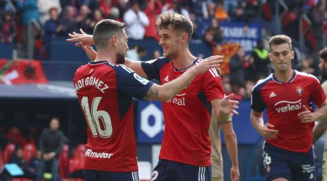 Moi Gómez y Aimar Oroz celebran el tercer gol de Osasuna Osasuna - Almería