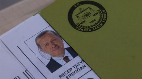 erdogan-elecciones Una papeleta con la imagen del presidente turco Tayyip Erdogan durante las elecciones presidenciales y parlamentarias