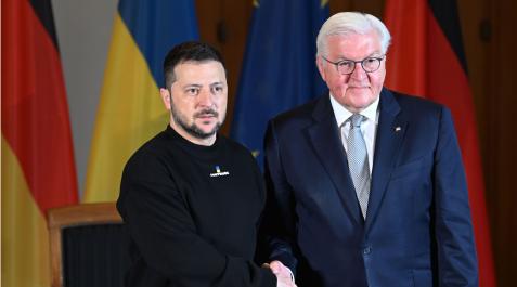 zelenski-alemania El presidente alemán, Frank-Walter Steinmeier le da la mano al presidente ucraniano, Volodymyr Zelensky mientras posan para los medios durante la visita a Alemania