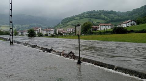 Las intensas lluvias han provocado desbordamientos en Leitza Leitza