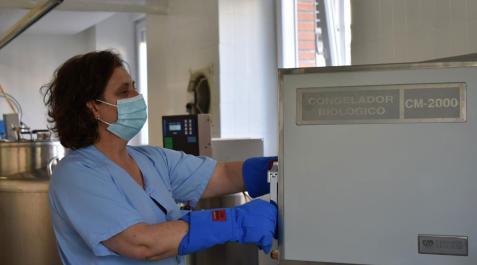 congelador-biologico Una sanitaria introduce muestras en un congelador biológico del Hospital de La Princesa de Madrid