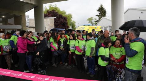 II Carrera popular por el Alzheimer en Alsasua Los participantes se refugiaron de la lluvia antes de completar el recorrido de 4 km