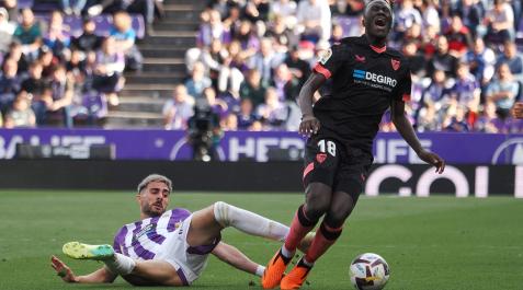 El centrocampista francés del Sevilla, Pape Alassane (d), cae ante una entrada del centrocampista del Valladolid, Kike Pérez