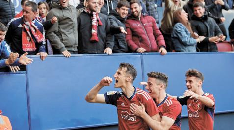 Budimir celebra el gol de Osasuna junto a Kike Barja y Aimar Oroz