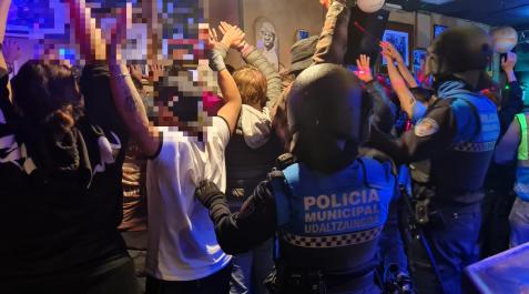 detenido-bar-san-francisco Un momento de la actuación de la Policía Municipal de Pamplona en un bar de la calle San Francisco