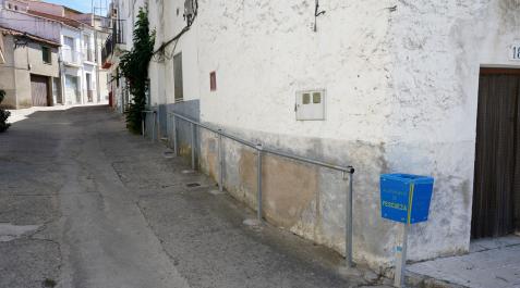 pescueza-mayores Pezcueza cuenta con un coche eléctrico que traslada a los vecinos hasta el centro de día, cámaras en casas, alarmas que avisan si alguna persona sufre un accidente y pasamanos en las calles para facilitar la vida de las personas mayores de la localidad