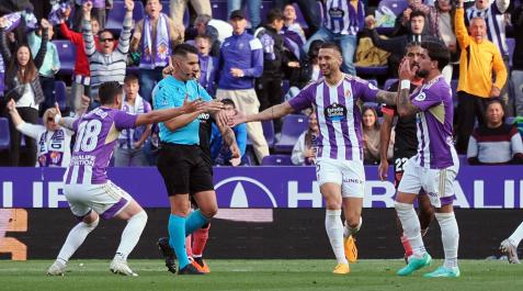 VALLADOLID-gol-ronaldo Los jugadores del Valladolid protestan al árbitr Ortiz Arias, el gol conseguido tras pitar el final de la primera parte del partido frente al Sevilla