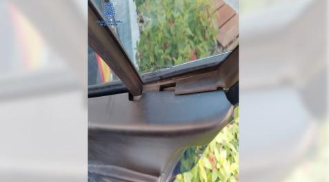 ventanilla Ventanilla del vehículo de la Policía Nacional tras los golpes que le dio el detenido