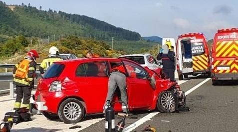 accidente-urraul Bomberos de Sangüesa, un equipo médico de la zona y la Policía Foral han atendido el accidente ocurrido en Urraúl Bajo
