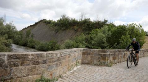 El rescate se produjo en el talud visible desde el puente viejo, entre la Nogalera y Erripagaña El rescate se produjo en el talud visible desde el puente viejo, entre la Nogalera y Erripagaña