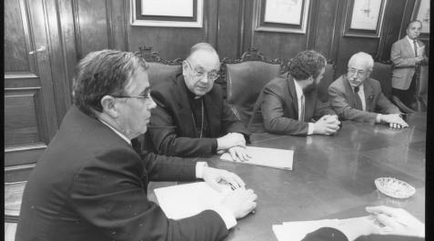 El alcalde Javier Chourraut y el arzobispo Fernando Sebastián, en la firma de la cesión de Los Caídos. El alcalde Javier Chourraut y el arzobispo Fernando Sebastián, en la firma de la cesión de Los Caídos.
