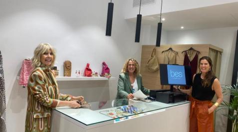 BES moda Blanca, Susana y Elena, en la renovada tienda de moda BES, en la calle Monasterio de Urdax