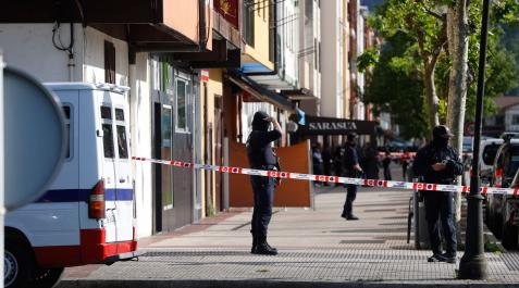Dos personas han fallecido este martes como consecuencia de una explosión registrada al parecer en una calle del municipio guipuzcoano de Orio, ha informado el departamento vasco de Seguridad Dos personas han fallecido este martes como consecuencia de una explosión registrada al parecer en una calle del municipio guipuzcoano de Orio, ha informado el departamento vasco de Seguridad