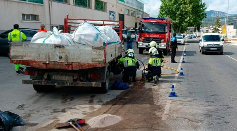 estella Los bomberos atienden el suceso de Estella, en el polígono de Merkatondoa