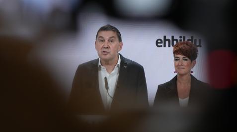 Otegi El coordinador general de EH Bildu, Arnaldo Otegi, junto a la navarra Bakartxo Ruiz