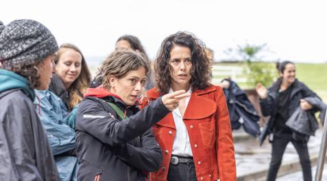 Andrea Jaurrieta da instrucciones a Patricia López Arnaiz en el rodaje de Nina, ayer, en Bermeo (Bizkaia) Andrea Jaurrieta da instrucciones a Patricia López Arnaiz en el rodaje de Nina, ayer, en Bermeo (Bizkaia)