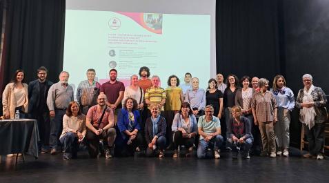 Ponentes y participantes en la jornada de Citizen ON, sobre el escenario de la casa de cultura de Villafranca Ponentes y participantes en la jornada de Citizen ON, sobre el escenario de la casa de cultura de Villafranca
