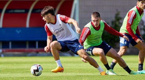 EntrenamientoOsasuna Ez Abde trata de regatear a Diego Moreno durante el entrenamiento de este miércoles en Tajonatr.