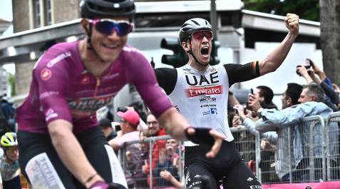 Pascal Ackermann celebra su triunfo en el Giro Pascal Ackermann celebra su triunfo en el Giro
