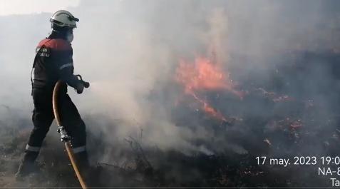 pueyo Un bombero trabaja en el incendio de Pueyo