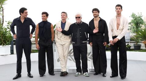 corto-gay-almodovar George Steane, Jason Fernández, Ethan Hawke, Pedro Almodóvar, José Condessa y Manu Ríos en el photocall de 'Extraña forma de vida' durante la 76ª edición del Festival de Cannes