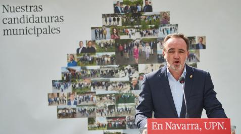 esparza El candidato de UPN a la Presidencia de Navarra, Javier Esparza, junto a la carpa que ha instalado el partido regionalista en la avenida Carlos III de Pamplona