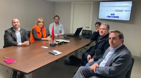 aldakin La consejera Ana Ollo, junto al director general de Acción Exterior, Sergio Pérez, en su visita a la empresa Aldakin