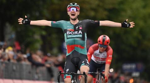 Nico Denz (Bora Hansgrohe) celebra su victoria en el Giro Nico Denz (Bora Hansgrohe) celebra su victoria en el Giro