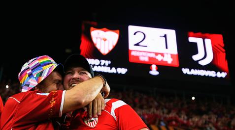 sevilla Seguidores del Sevilla celebran su victoria ante la Juve