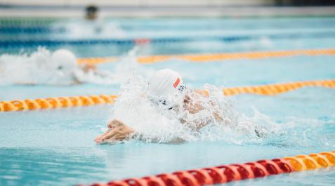 piscina Una persona, en una piscina