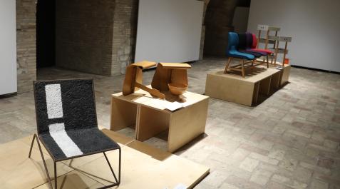 Silla En primer plano, un asiento hecho con capas de asfalto de carretera y tubos de hierro de una obra. Diseño de Luca Gnizio.