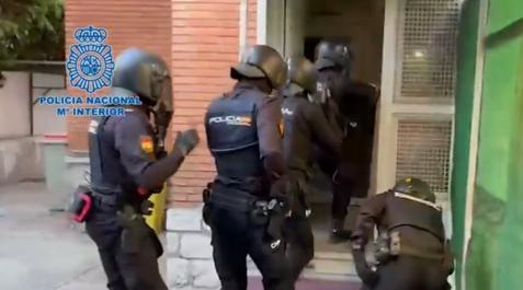 Liberadas cinco víctimas de trata en Madrid Agentes de Policía Nacional, durante la operación