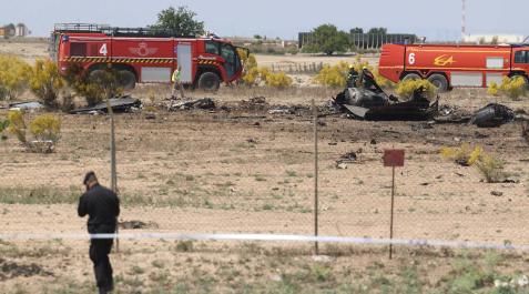 F-18 accidente Coches de bomberos del Ejército del Aire alrededor de los restos del avión F-18 del Ejército del Aire que se ha estrellado esta mañana en la base aérea de Zaragoza
